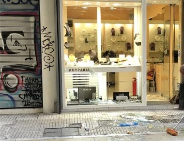 Νεκρός ο επίδοξος ληστής κοσμηματοπωλείου στο κέντρο της Αθήνας (φώτο)